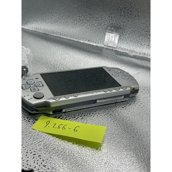 psp 2000 sliver  w/accessories & new battery - Picture 4 of 8